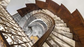 Eine Wendeltreppe mit Holzbodenstufen und Metallgeländern.