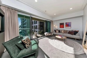 TV - Fabulous City Apartment with Stunning Ocean Views (Auckland)