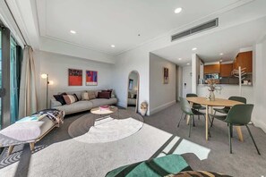 TV - Fabulous City Apartment with Stunning Ocean Views (Auckland)