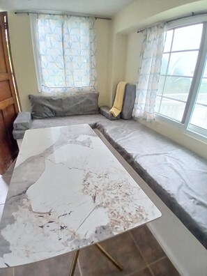 Living area - Beautiful 2-bedroom apartment in Cerro Azul for your jungle getaway (Panamá)