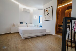 Luxury Suite, Sea View | 1 bedroom, desk, laptop workspace, soundproofing