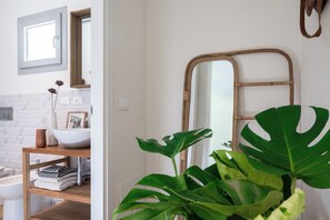 Shower, hair dryer, bidet, towels - Luxurious, independent villa - La Leccina in Castellina Marittima in Tuscany (Castellina Marittima)