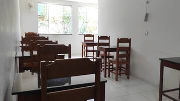 Frigobar, micro-ondas, fogão, talheres/pratos/utensílios de cozinha