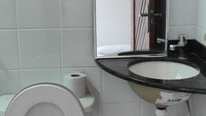 Habitación individual estándar, vista a la ciudad | Baño | Regadera, toallas, jabón, papel de baño 