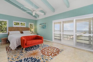 4 bedrooms, WiFi, bed sheets - Oceanfront Multi-Family Retreat .  4 Bed, 4.5 Bath .  2 Fully Equipped Kitchens (Bokeelia)