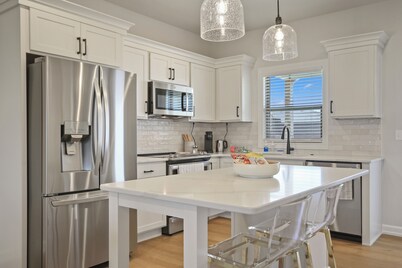 Zou Lodge - Stylish Stay 15 Minutes to Mizzou & Downtown