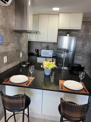 Kjøleskap, mikrobølgeovn, kokeplater og kaffetrakter/tekoker