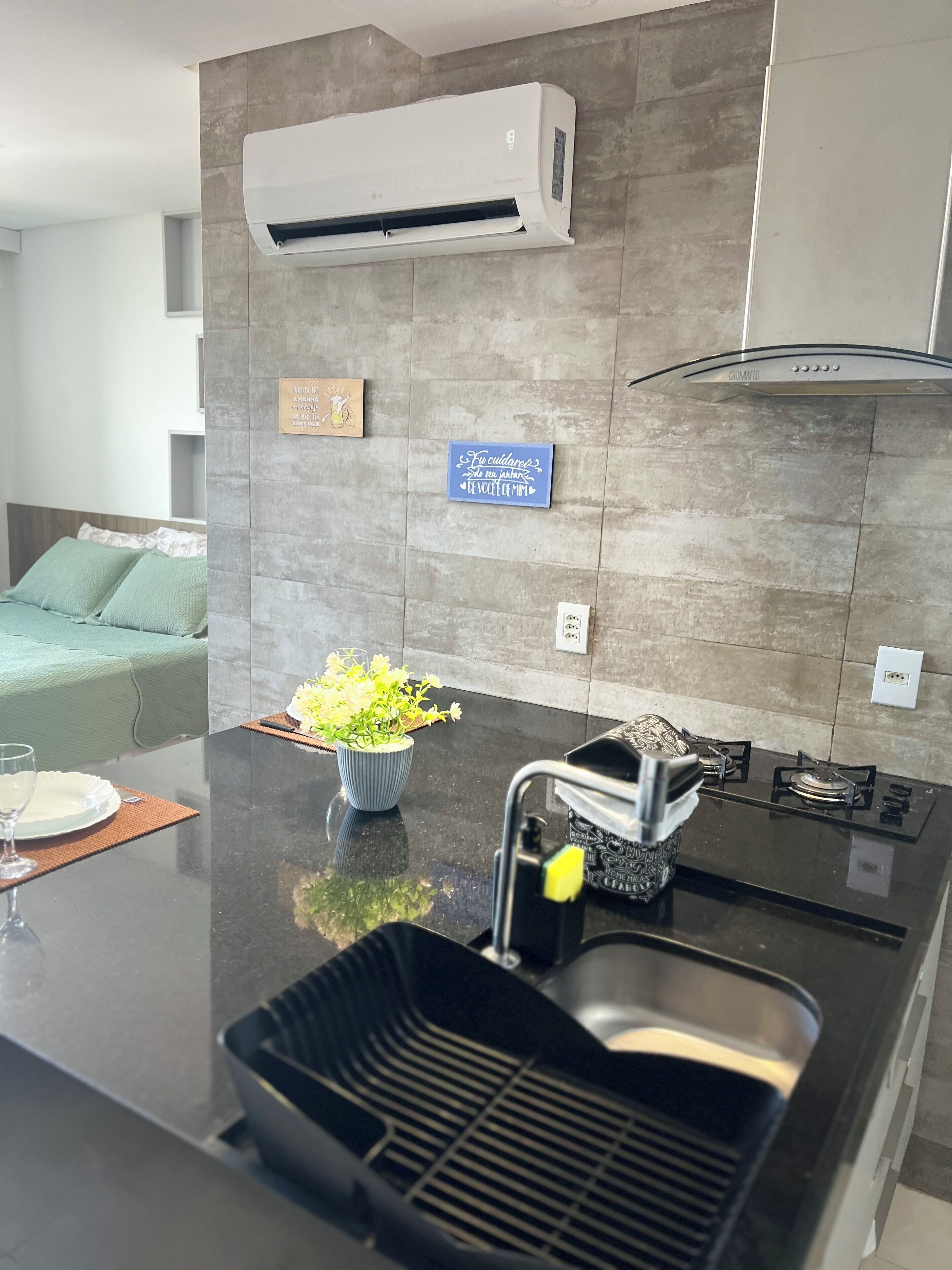 Refrigerador, microondas, placa de cocina, cafetera/tetera