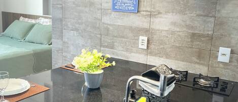 Refrigerador, microondas, placa de cocina, cafetera/tetera