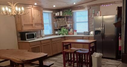 Charming 3-bedroom farmhouse in awesome Eufaula with Wi-Fi, ,boat ramp and dock