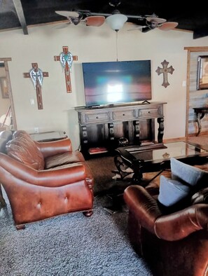 Smart-TV, Kamin, Tischfußball, Bücher