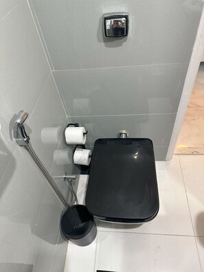 ヘアドライヤー、タオル、石鹸、トイレットペーパー