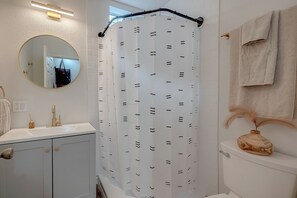 Dusj, hårføner, håndklær og såpe