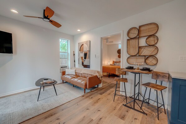 Living area - Chic Guesthouse in Eastwood (Houston)