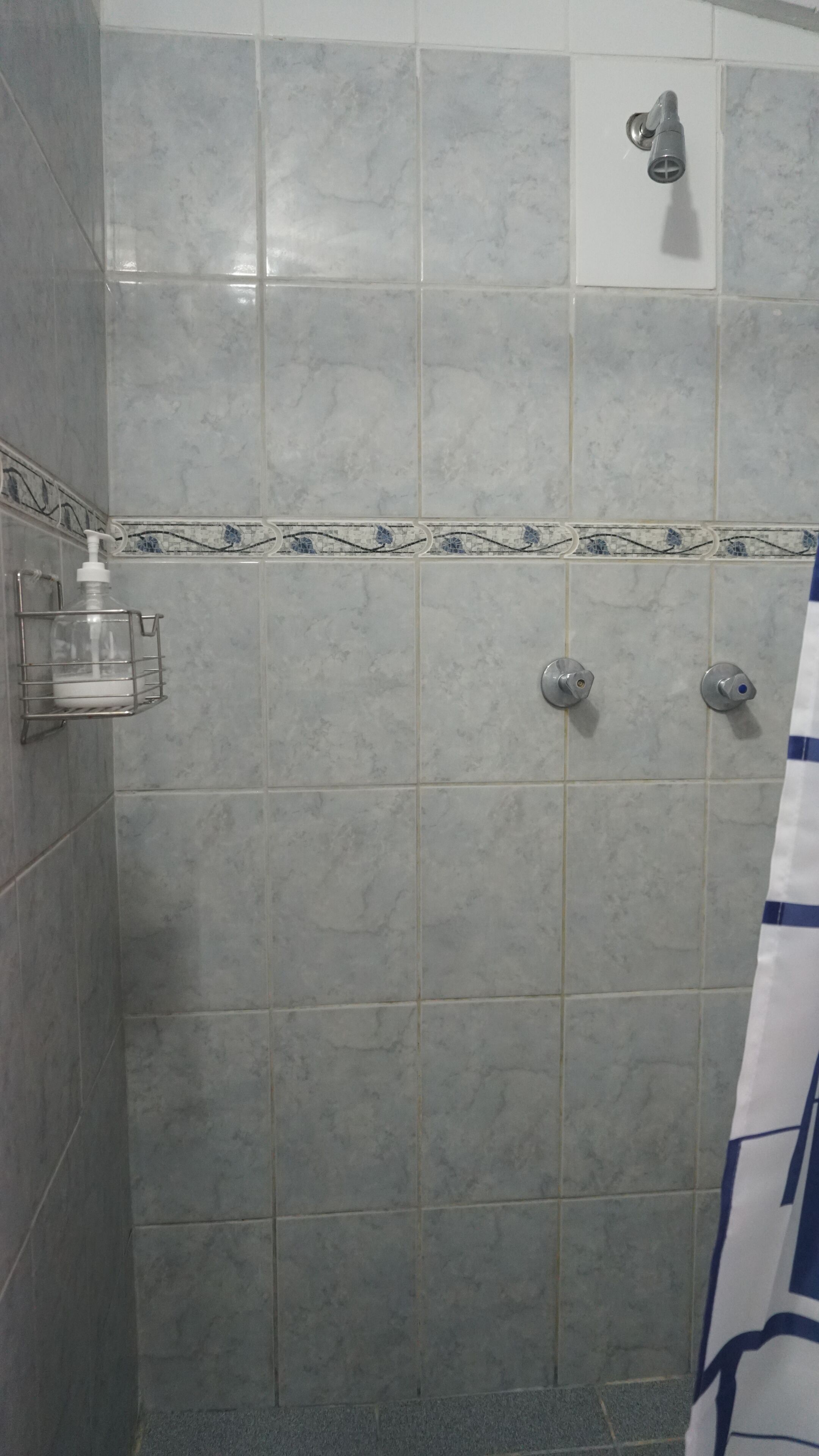 Bidet, toallas, jabón, papel de baño 