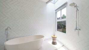 Villa - udsigt til pool | Badeværelse | Gratis toiletartikler, hårtørrer, håndklæder, Sæbe