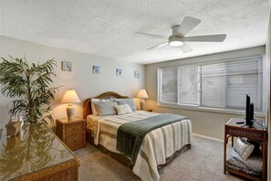 3 bedrooms, iron/ironing board, WiFi, bed sheets - Close to Beaches! 3 Bedroom/2 Bath (Englewood)