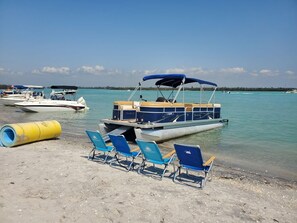 Beach nearby, sun-loungers, beach towels