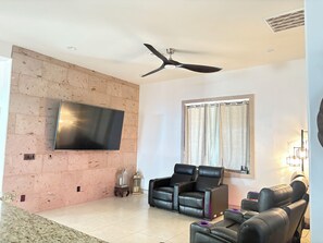 Una Smart TV, un futbolín, libros