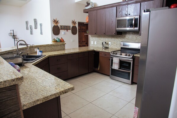 Mikrobølgeovn, ovn, kaffe-/temaskine, elkedel