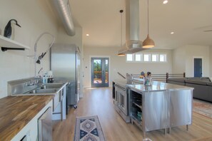 Fridge, microwave, oven, stovetop - Heated Pool, Spa, Lake View & Near Wineries (Canyon Lake)