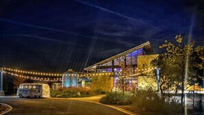 Un bâtiment doté d’un grand réservoir d’eau, d’un fourgon et de guirlandes lumineuses.