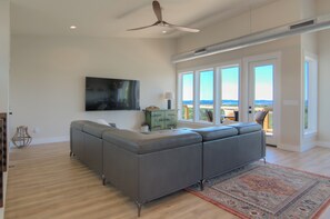 Een smart-tv en een stereo