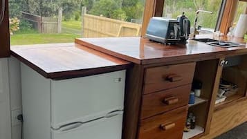 Réfrigérateur, micro-ondes, bouilloire électrique, grille-pain