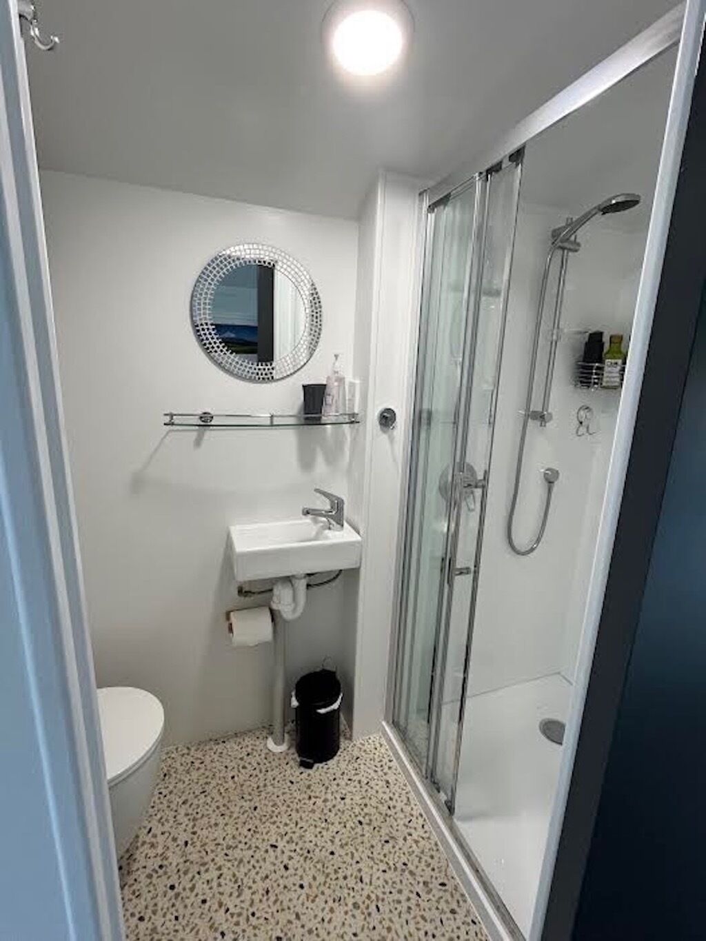 Een haardroger, handdoeken, zeep, shampoo