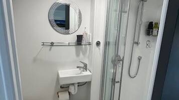 HÄrtork, handdukar, tvÄl och schampo