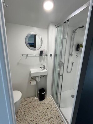 Hair dryer, towels, soap, shampoo - Luxury Beach Bus (Whanganui)