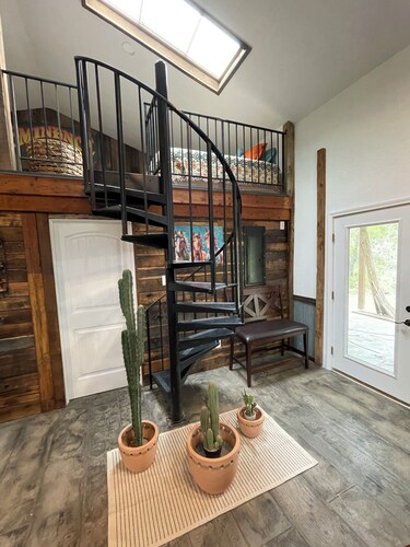 Barn by The Creek- Barn turned bnb in Eminence; sleeps 10