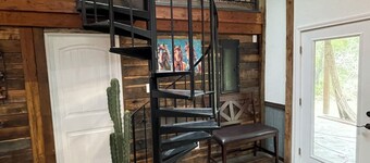 Barn by The Creek- Barn turned bnb in Eminence; sleeps 10