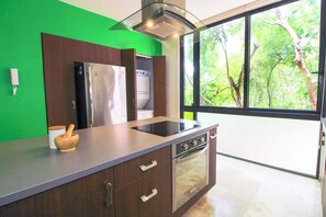Kühlschrank, Mikrowelle, Herdplatte, Wasserkocher mit Kaffee-/Teezubehör
