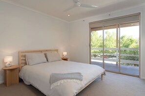 Casa família | Espaço de trabalho para notebook, cortinas blackout