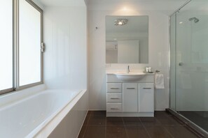 Maison familiale | Salle de bain | Douche, serviettes fournies
