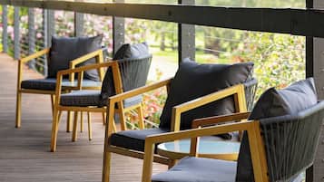 Phòng tiện nghi đơn giản, quang cảnh sân golf | 3 phòng ngủ, khu vực làm việc phù hợp cho laptop, màn/rèm cản sáng