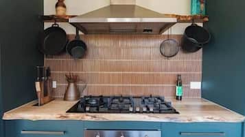 Geladeira, micro-ondas, cooktop, lava-louças