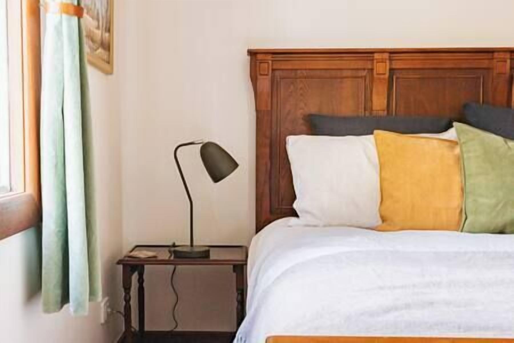 3 habitaciones, tabla de planchar con plancha, wifi y ropa de cama 