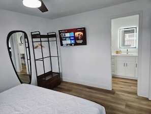 1 Schlafzimmer, Zimmersafe, Schreibtisch, Bügeleisen/Bügelbrett