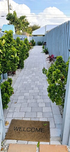 Guest house with king bed, sofa bed, laundry inside, sleep 4, totally private.