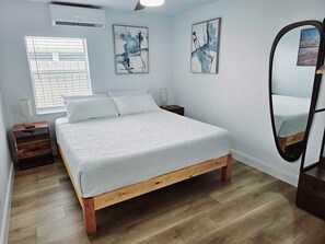 1 bedroom, in-room safe, desk, iron/ironing board - Guest house with king bed, sofa bed, laundry inside, sleep 4, totally private. (Port St. Lucie)