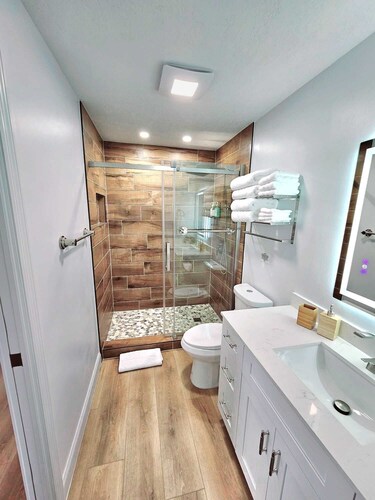 Guest house with king bed, sofa bed, laundry inside, sleep 4, totally private.