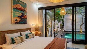 Une chambre d’hôtel avec un lit, un tableau représentant Lombok, en Indonésie, une vue sur une piscine et une grande fenêtre.