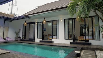 Una piscina al aire libre