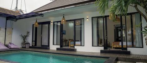 Una piscina al aire libre