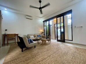 Flat-screen TV - Villa Loli Sanur (Denpasar)