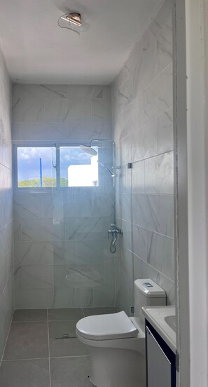 Regadera, toallas, jabón, papel de baño 