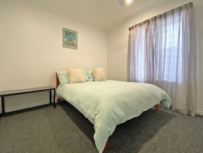5 bedrooms, free WiFi, bed sheets