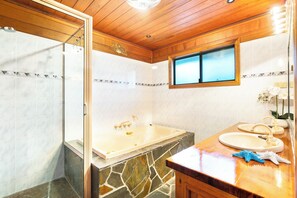 Shower, towels - Spacious top floor 4 bedroom unit - walking distance to beach (A mity Point)